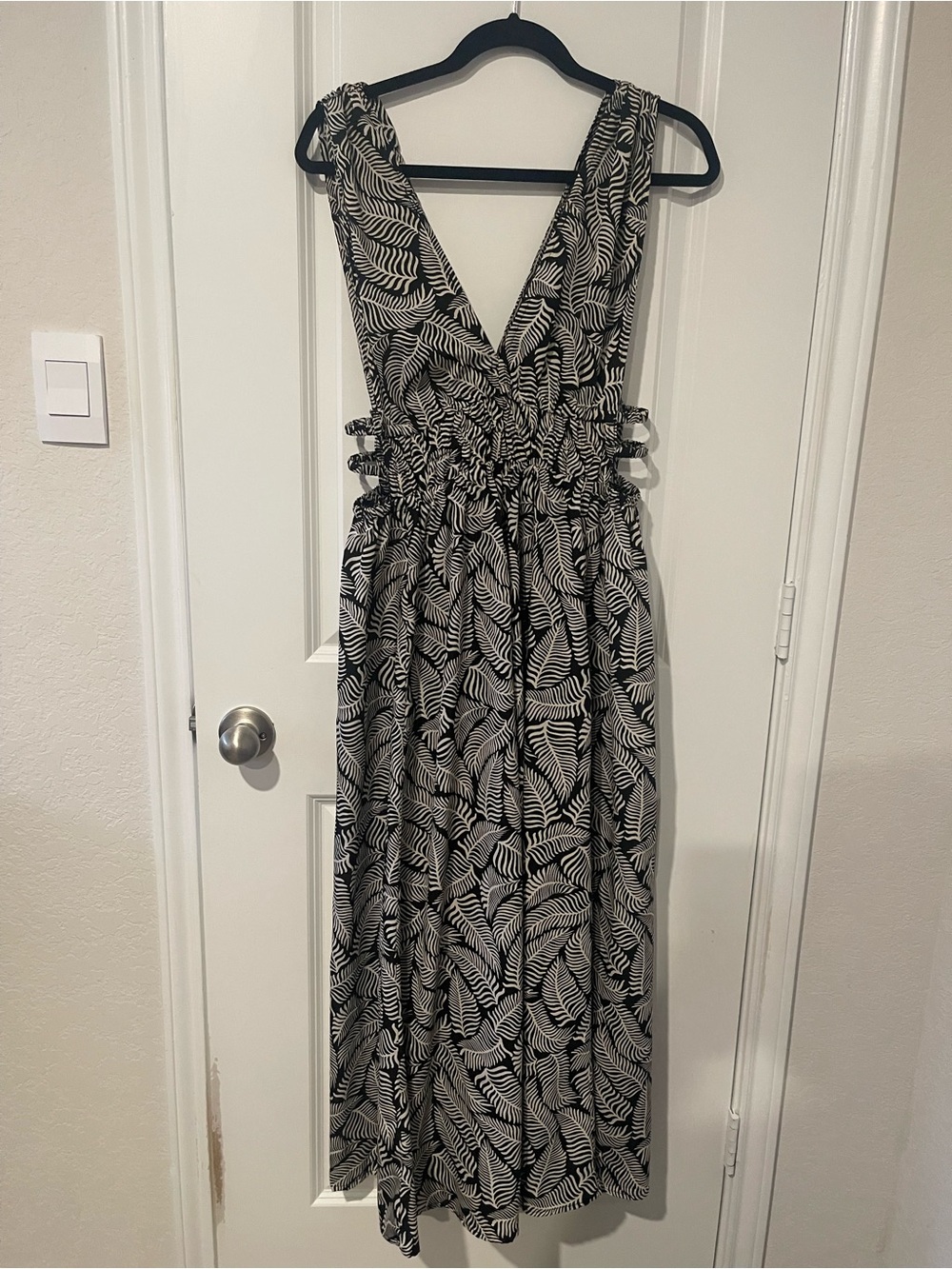 Black & White Leaf-Print Sleeveless Midi Dress